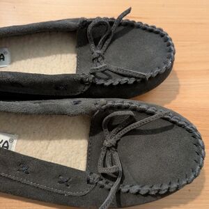 Minnetonka Charcoal Suede Moccasin Slippers with Cream Lining - Size 6